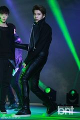 组图：EXO出席时装周开幕 携女模走秀帅气十足