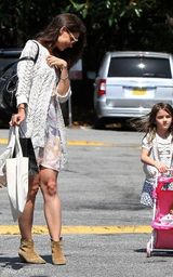 组图：苏瑞推小粉车上街 照看洋娃娃表情可爱