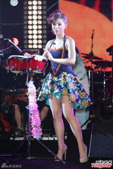 组图：丁当开唱秀电臀马达 MP脱衣湿身助阵