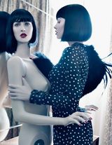 组图：梅根福克斯与女木偶拍时尚大片 上演同性暧昧 