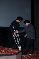 高清组图：韩片《26年》试映 任瑟雍架拐出席