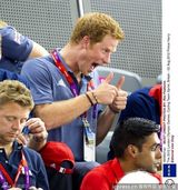 组图：哈里王子遇裸照风波 回顾坏小子成长史