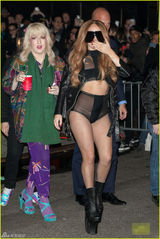 组图：Gaga巨型墨镜遮面 穿透视装见肉色丁字裤