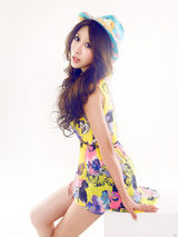 组图：李漫荻最新写真曝光 性感背心露脐环