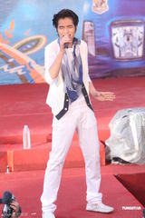 组图：蔡依林萧敬腾出席代言活动 雨中激情献唱