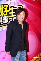 幻灯图:王杰用歌声鼓励年轻人 与歌迷向灾区捐款