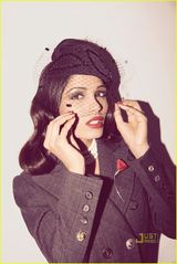 组图：芙蕾达-平托登杂志封面 复古装扮韵味十足