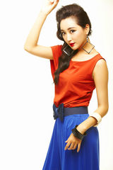 组图：杜晓婷拍摄复古写真 艳丽百变HOLD得住