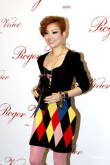 组图：郑秀文出席品牌店开张 另类丝袜夺人眼球