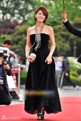 组图：金成玲抹胸黑裙典雅 配饰抢眼珠光宝气