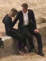 组图：帕丁森新片激吻爱丽丝 摸腿野战欲火焚身