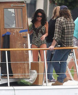 组图：林赛-罗韩豹纹比基尼现身片场