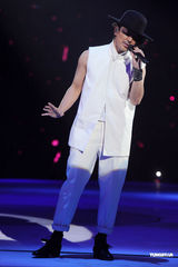 组图：张信哲助阵黄伟文作品展 郑伊健留须造型亮相