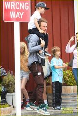 组图：酷玩主唱背儿带女逛超市 酷帅不再变萌爸