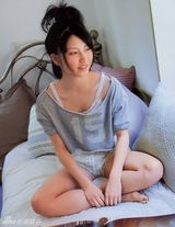 组图：AKB48横山由依内衣写真展现清纯少女风