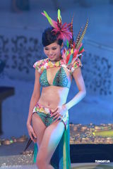 组图：2012港姐竞选现场 众佳丽泳装表演