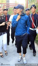 组图：周星驰亮相杭州吐舌卖萌