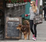 组图：阿曼达-塞弗里德机场孤独候车 疲惫无奈