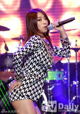 组图：SISTAR超短裤露长腿 热舞翘臀秀S曲线