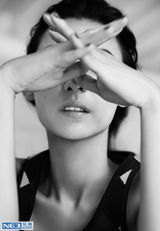 组图：张柏芝素颜拍大片 变身文艺音乐女青年