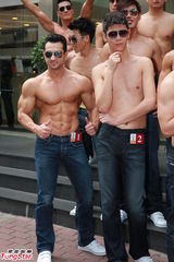 组图：亚洲先生闹市裸身宣传 热门选手大秀腹肌