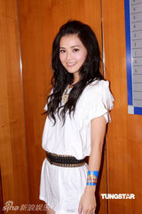 幻灯图：林峰与阿Sa(蔡卓妍)现身马场汗流浃背