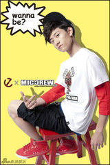 高清图：张一山入学转型潮男 街头造型显青春时尚