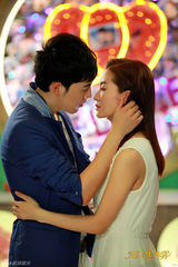 组图：《花非花》浪漫剧照曝光 情侣档秀甜蜜