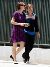 组图：娜塔莉-波特曼紫色连衣裙现身