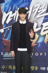 独家：权相佑珉豪帅气撑新剧 郑丽媛白衣个性