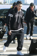 组图：韩国歌手朴宰范现身机场 嘻哈味十足