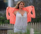 抖奶超模阿普顿解放天性 手舞足蹈胸波荡漾(图)