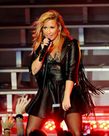 组图：黛米-洛瓦托洛杉矶开唱 挺胸豪唱勾魂四射