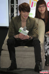 组图：金在中亮相台湾 衣着随性电力十足