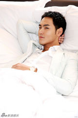 幻灯图：阮经天为名表拍封面 床上开工十分惬意