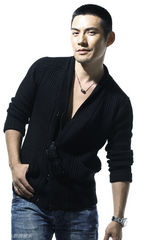 组图：严宽型男魅惑写真 演绎阳刚男人本色