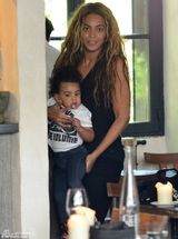 组图：碧昂斯一家现身巴黎 老公与爱女穿亲子装