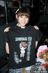 组图：SNH48亮相上海嘟嘴卖萌 与粉丝一一握手