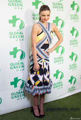 组图：米兰达赴奥斯卡预热派对 与老公打情骂俏