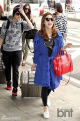 组图：f(x)赴新西兰潮装亮相 宋茜热裤秀美腿