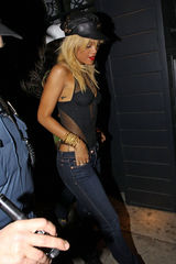 组图：蕾哈娜透视装配烈焰红唇 性感显露手枪纹身