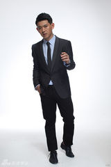 组图：李响拍大片演绎职场精英 誓言“理想在我在”