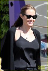 组图：朱莉携子女游玩 豪乳依旧真空激凸