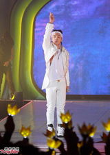 组图：BigBang火热开唱 座无虚席粉丝high翻场