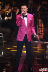 组图：黄耀明上台献唱缅怀张国荣梅艳芳