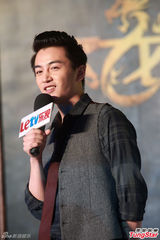 组图：袁咏仪风衣亮相 李倩低胸装大秀事业线