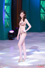 组图：港姐泳装秀热辣美胸 蛮腰翘臀各展风情