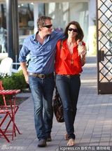 组图：辛迪克劳馥与老公逛街过情人节甜蜜恩爱