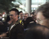 组图：吴镇宇抵京扮“黑超潮人” 宝刀未老笑容难掩