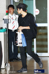 组图：韩团INFINITE和U-KISS机场显潮范儿
